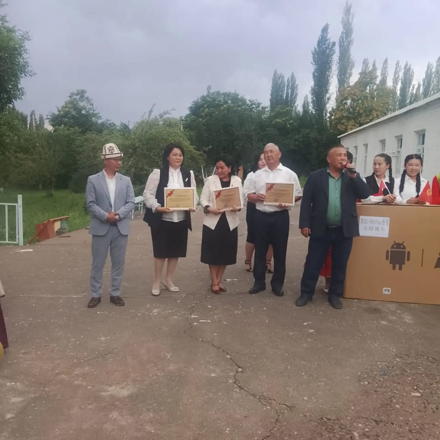 ДЕМӨӨРЧҮ МЕКТЕПТЕРДИ АКЫЛДУУ ТАКТА МЕНЕН КАМСЫЗДАДЫ