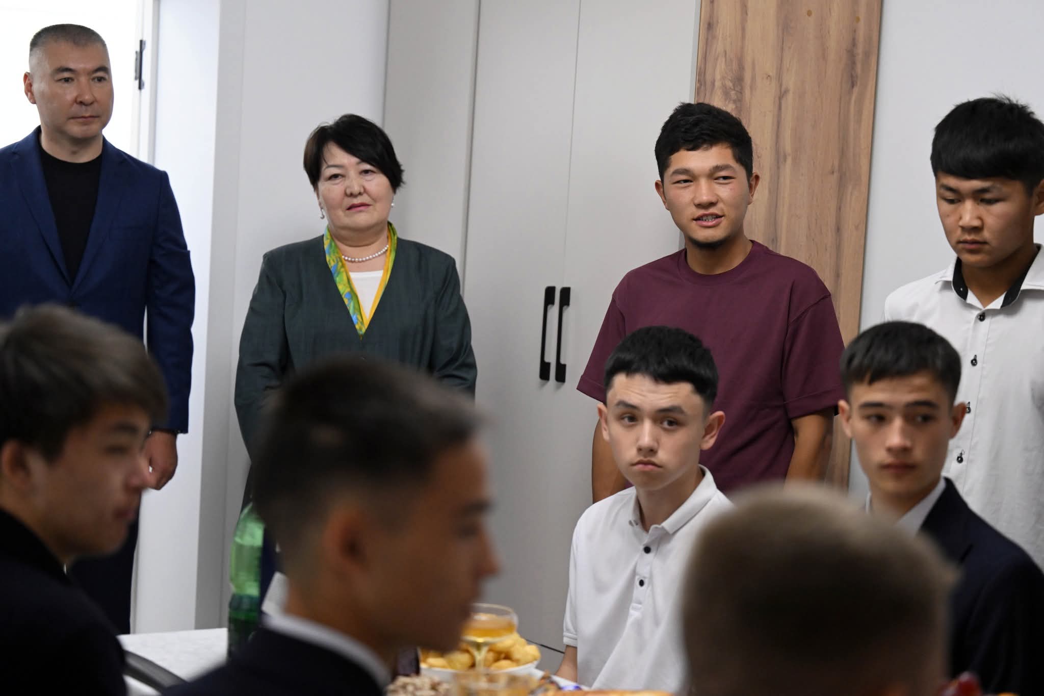 Өлкө башчысы жатак-мектептердин бүтүрүүчүлөрүнүн жашоо шарттары менен таанышты