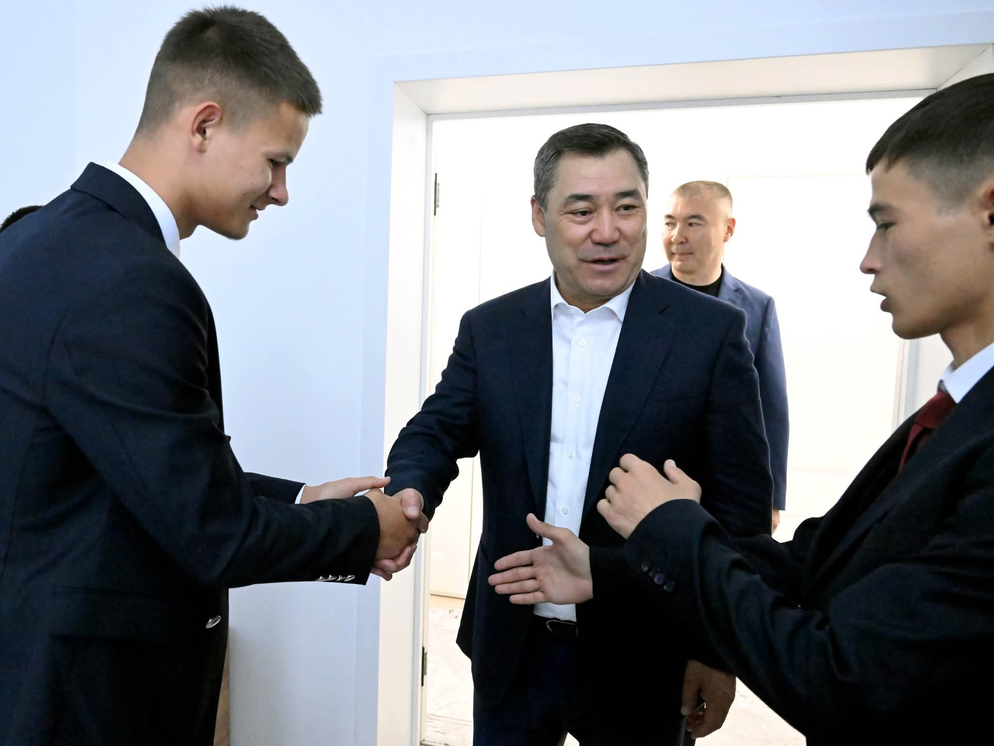 Өлкө башчысы жатак-мектептердин бүтүрүүчүлөрүнүн жашоо шарттары менен таанышты