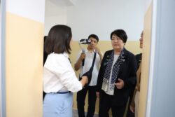 «Ачык кабинет: жоопкерчилик аймагы» Министр Догдуркүл Кендирбаеванын бир күнү