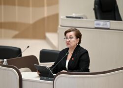 ДЕПУТАТТАР АШЫМБАЕВА МЕНЕН МАВЛЯНОВА БИЛИМ БЕРҮҮ ЖАНА МАДАНИЯТ КӨЙГӨЙЛӨРҮН КӨТӨРҮШТҮ