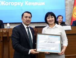 ЖОГОРКУ КЕҢЕШТЕ «ТАЗА ШААР» СЫНАГЫНЫН ЖЕҢҮҮЧҮЛӨРҮ СЫЙЛАНДЫ