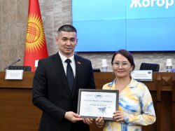 ЖОГОРКУ КЕҢЕШТЕ «ТАЗА ШААР» СЫНАГЫНЫН ЖЕҢҮҮЧҮЛӨРҮ СЫЙЛАНДЫ