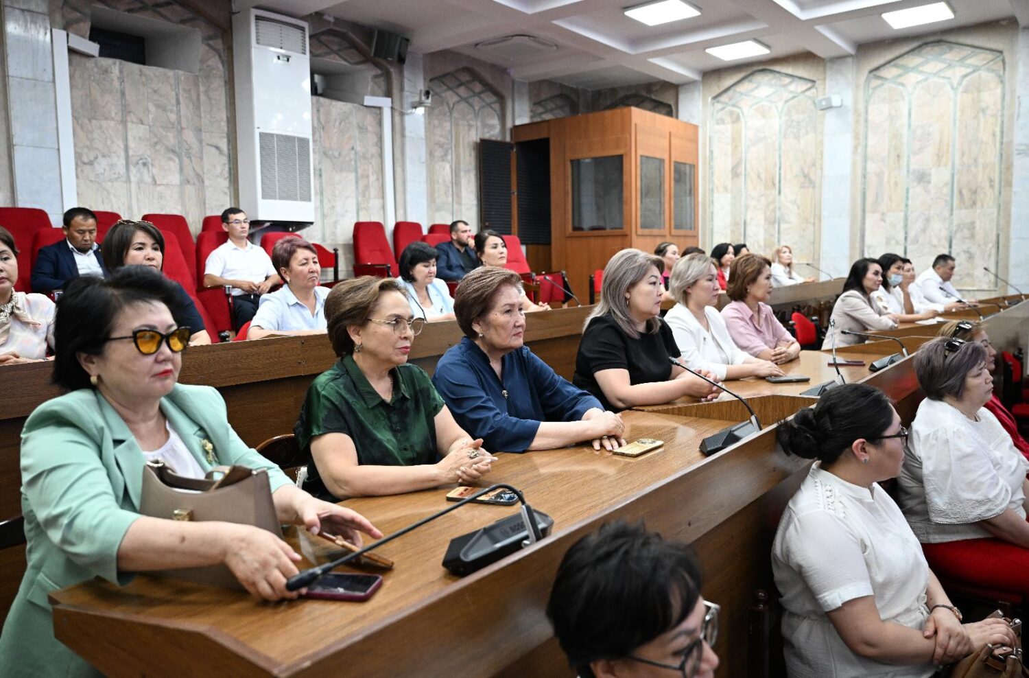 ЖОГОРКУ КЕҢЕШТЕ «ТАЗА ШААР» СЫНАГЫНЫН ЖЕҢҮҮЧҮЛӨРҮ СЫЙЛАНДЫ