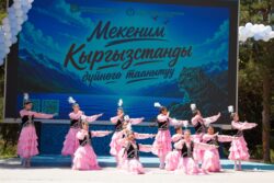 ӨНӨР ЖАРЫШЫ ЖАНА УЛУТТУК ОЮНДАР: ФЕСТИВАЛДЫН ҮЧҮНЧҮ КҮНҮ ӨЗГӨЧӨ ШАҢ МЕНЕН ӨТТҮ
