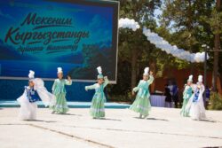 ӨНӨР ЖАРЫШЫ ЖАНА УЛУТТУК ОЮНДАР: ФЕСТИВАЛДЫН ҮЧҮНЧҮ КҮНҮ ӨЗГӨЧӨ ШАҢ МЕНЕН ӨТТҮ