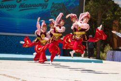 ӨНӨР ЖАРЫШЫ ЖАНА УЛУТТУК ОЮНДАР: ФЕСТИВАЛДЫН ҮЧҮНЧҮ КҮНҮ ӨЗГӨЧӨ ШАҢ МЕНЕН ӨТТҮ