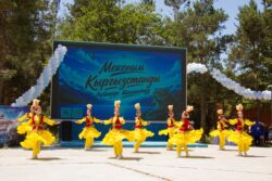 ӨНӨР ЖАРЫШЫ ЖАНА УЛУТТУК ОЮНДАР: ФЕСТИВАЛДЫН ҮЧҮНЧҮ КҮНҮ ӨЗГӨЧӨ ШАҢ МЕНЕН ӨТТҮ