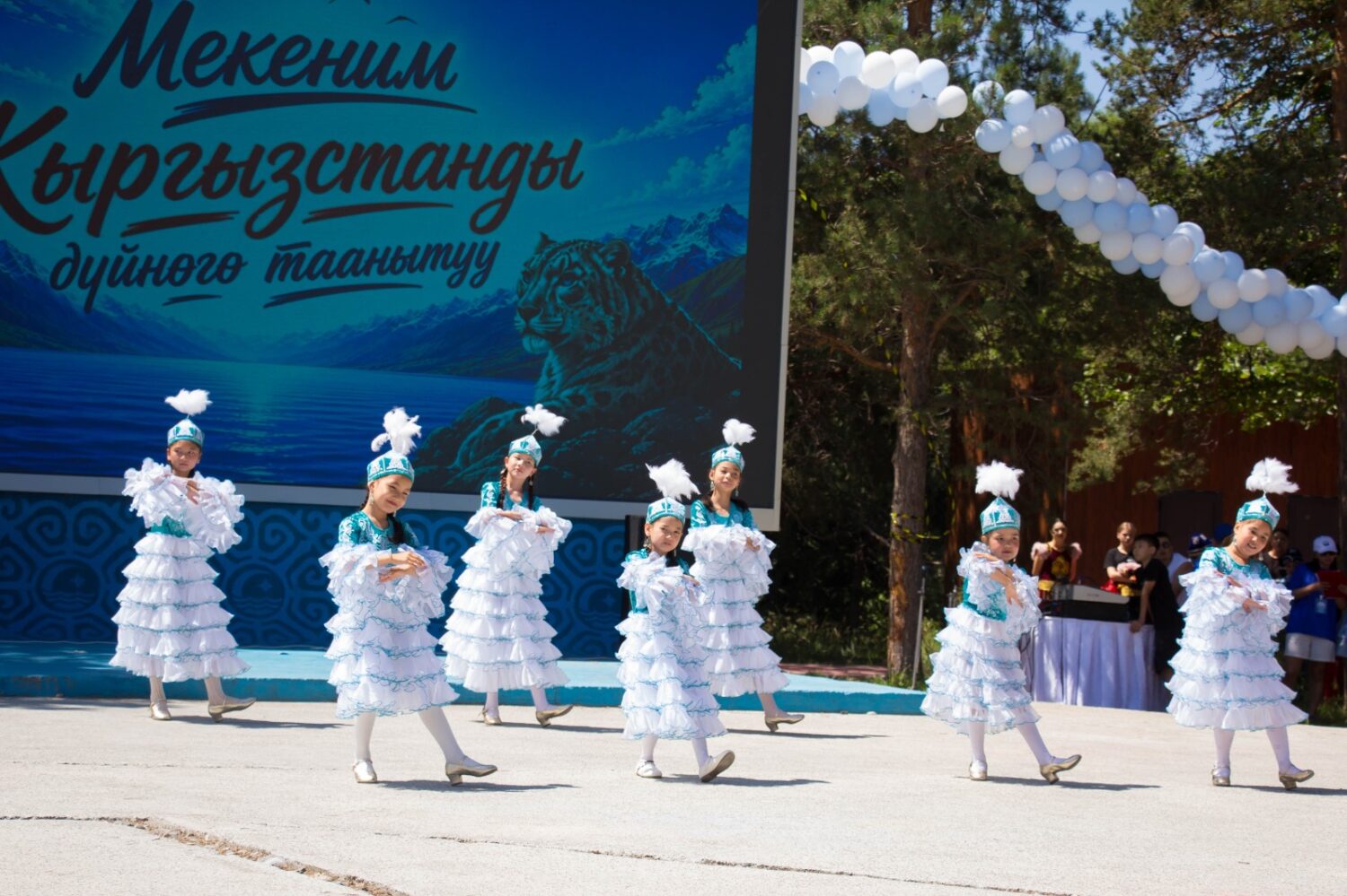ӨНӨР ЖАРЫШЫ ЖАНА УЛУТТУК ОЮНДАР: ФЕСТИВАЛДЫН ҮЧҮНЧҮ КҮНҮ ӨЗГӨЧӨ ШАҢ МЕНЕН ӨТТҮ
