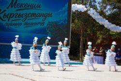 ӨНӨР ЖАРЫШЫ ЖАНА УЛУТТУК ОЮНДАР: ФЕСТИВАЛДЫН ҮЧҮНЧҮ КҮНҮ ӨЗГӨЧӨ ШАҢ МЕНЕН ӨТТҮ