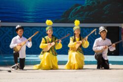 ӨНӨР ЖАРЫШЫ ЖАНА УЛУТТУК ОЮНДАР: ФЕСТИВАЛДЫН ҮЧҮНЧҮ КҮНҮ ӨЗГӨЧӨ ШАҢ МЕНЕН ӨТТҮ