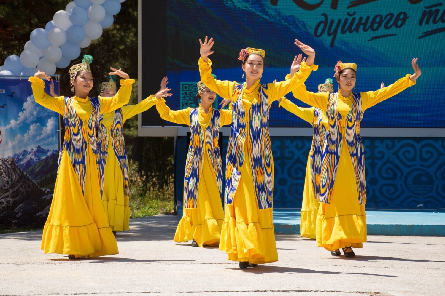 ӨНӨР ЖАРЫШЫ ЖАНА УЛУТТУК ОЮНДАР: ФЕСТИВАЛДЫН ҮЧҮНЧҮ КҮНҮ ӨЗГӨЧӨ ШАҢ МЕНЕН ӨТТҮ
