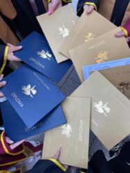 Кош дипломдуу билим берүү программасынын алгачкы бүтүрүүчүлөрү