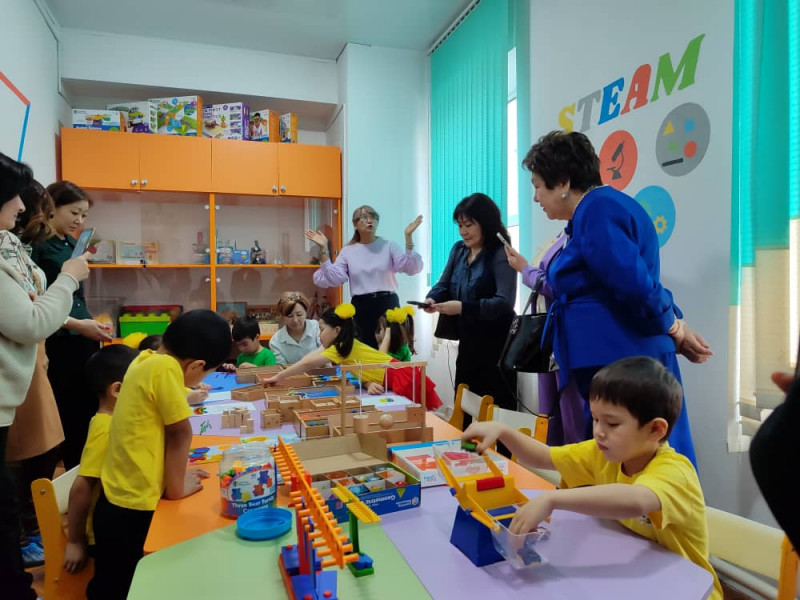 БИЛИМ БЕРҮҮДӨГҮ ЖАҢЫ ДООР: 12 ЖЫЛДЫК РЕФОРМАНЫН КЕЛЕЧЕГИ