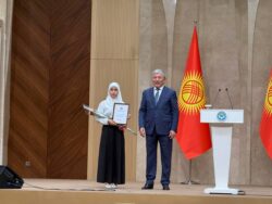 ЭҢ ЖОГОРКУ БАЛЛ АЛГАН МЕКТЕП БҮТҮРҮҮЧҮЛӨРҮНӨ “КР ПРЕЗИДЕНТИНИН СЫЙМЫГЫ” СЕРТИФИКАТТАРЫ ЖАНА НОУТБУКТАР ТАПШЫРЫЛДЫ