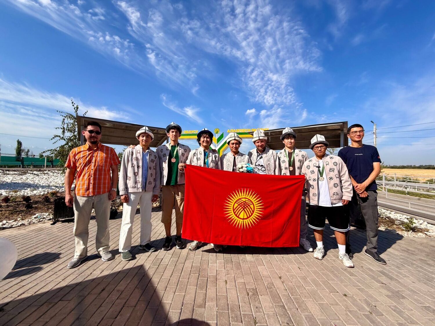 ОЛИМПИАДАНЫН ЖЕҢҮҮЧҮЛӨРҮ МЕКЕНГЕ КАЙТЫШТЫ