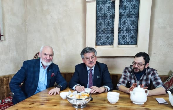 СӨЗ ӨНӨРҮНҮН ЖАҢЫ ГОРИЗОНТТОРУ: ПРОФЕССОР МАРКЛЕН КОҢУРБАЕВ ЖАНА ЭЛ АРАЛЫК "ЖАЗУУЧУ" КОНКУРСУ