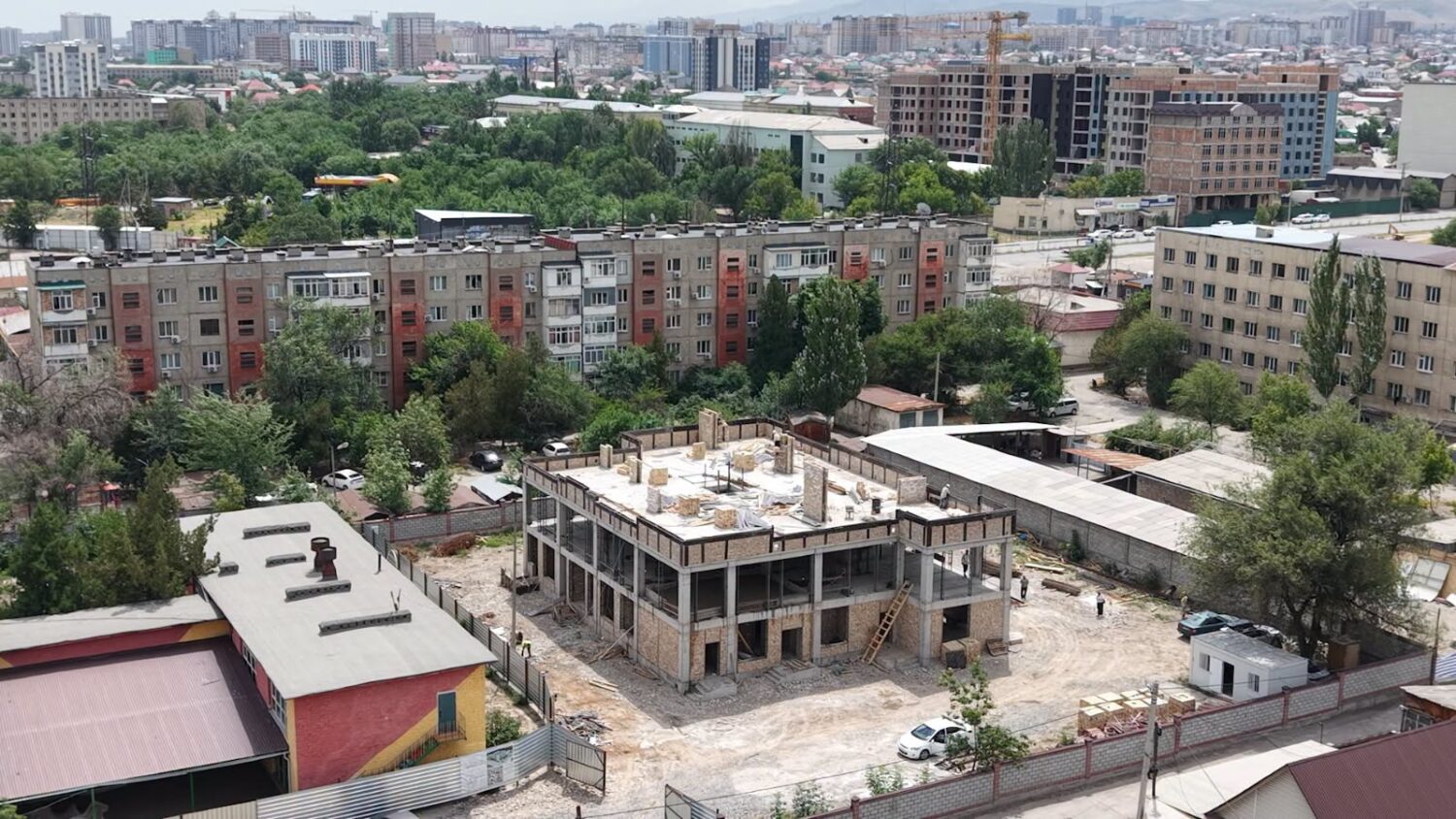БИШКЕКТЕ №131 БАЛА БАКЧАНЫН КОШУМЧА КОРПУСУ КУРУЛУУДА