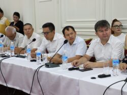 АГАРТУУ МИНИСТРИ: ЖАРАТМАН ЖАНА ӨНҮКТҮРҮҮЧҮ ОКУУ КИТЕПТЕРИН ЖАРАТЫШЫБЫЗ КЕРЕК