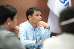 БИЛИМ БЕРҮҮДӨГҮ САНАРИПТЕШТИРҮҮ: «КЫЗМАТ» МЕКЕМЕСИ ЖАНА МИНИСТРЛИКТЕР КЫЗМАТТАШАТ