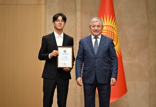 ЭҢ ЖОГОРКУ БАЛЛ АЛГАН МЕКТЕП БҮТҮРҮҮЧҮЛӨРҮНӨ “КР ПРЕЗИДЕНТИНИН СЫЙМЫГЫ” СЕРТИФИКАТТАРЫ ЖАНА НОУТБУКТАР ТАПШЫРЫЛДЫ