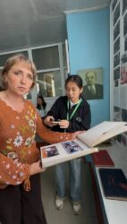 ТАМГАДАГЫ «ТЫНЧТЫК ТЕПКИЧТЕРИ»: «АКЫЛМАНДЫН» ОКУУЧУЛАРЫ ИЗИЛДЕГЕН АДАМГЕРЧИЛИК ТАРЫХЫ