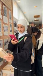 ТАМГАДАГЫ «ТЫНЧТЫК ТЕПКИЧТЕРИ»: «АКЫЛМАНДЫН» ОКУУЧУЛАРЫ ИЗИЛДЕГЕН АДАМГЕРЧИЛИК ТАРЫХЫ