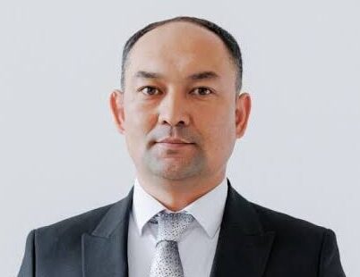 Айбек КУДАЙКУЛОВ: “БИЗДИН ИШМЕРДҮҮЛҮК “КЫЗМАТКЕРДИН УКУГУ БААРЫНАН ЖОГОРУ” ПРИНЦИБИНДЕ ЖҮРГҮЗҮЛӨТ”