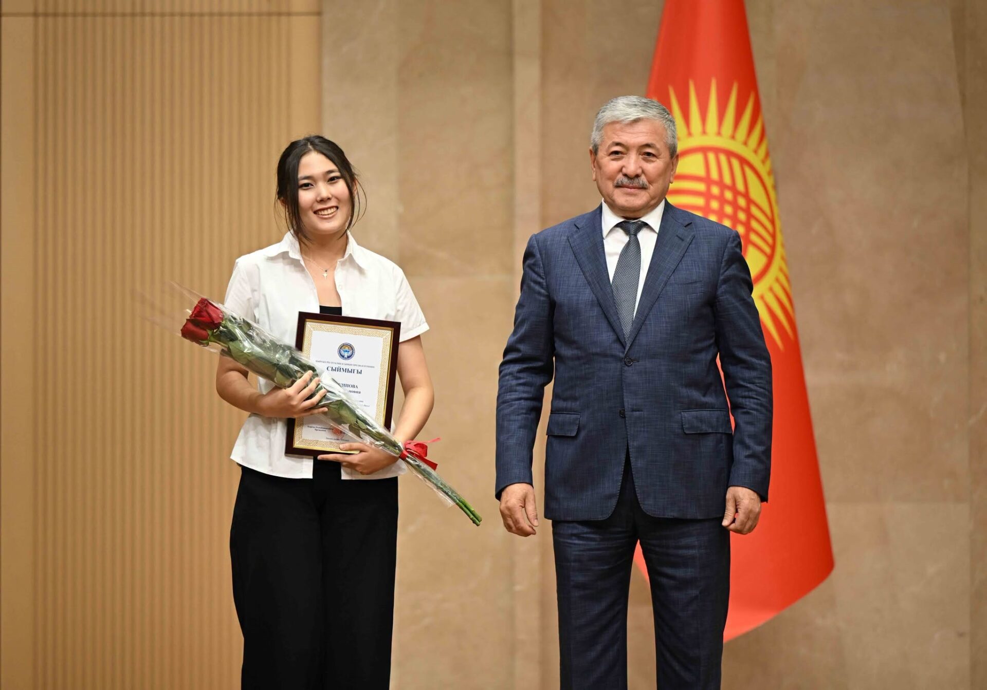 ЭҢ ЖОГОРКУ БАЛЛ АЛГАН МЕКТЕП БҮТҮРҮҮЧҮЛӨРҮНӨ “КР ПРЕЗИДЕНТИНИН СЫЙМЫГЫ” СЕРТИФИКАТТАРЫ ЖАНА НОУТБУКТАР ТАПШЫРЫЛДЫ