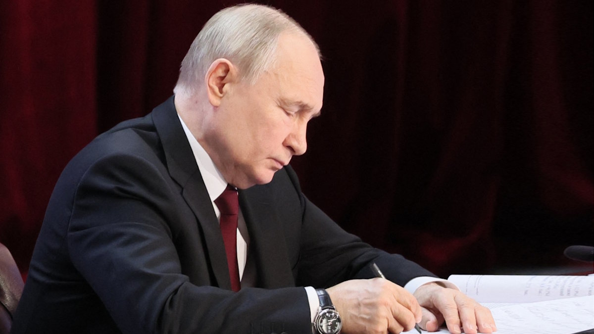 ПУТИН РОССИЯДА МУГАЛИМДИН ӨЗГӨЧӨ СТАТУСУН БЕКИТТИ