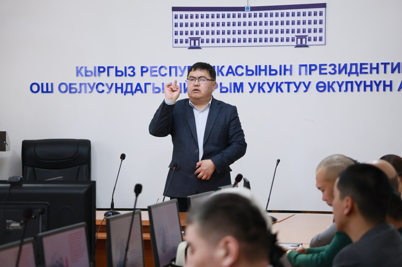 ТЫНЧТЫКБЕК ДОСМУРАТОВ: ФЕЙККЕ ТУРУШТУК БЕРҮҮНҮН ЭҢ КҮЧТҮҮ КУРАЛЫ – ЖАҢЫЧА БИЛИМ ЖАНА СЫНЧЫЛ ОЙ ЖҮГҮРТҮҮ