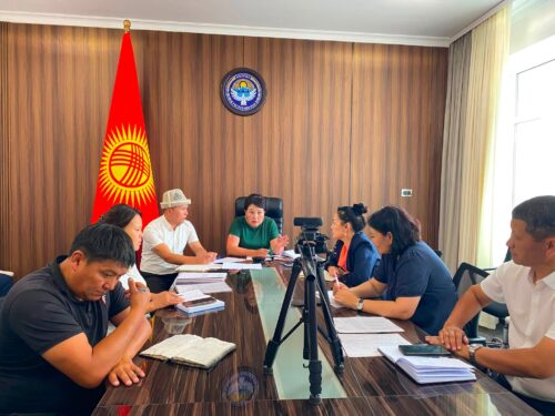 НАРЫНДА ЖАҢЫ ОКУУ ЖЫЛЫНА КАРАТА ДАЯРДЫКТАР ТАЛКУУЛАНДЫ