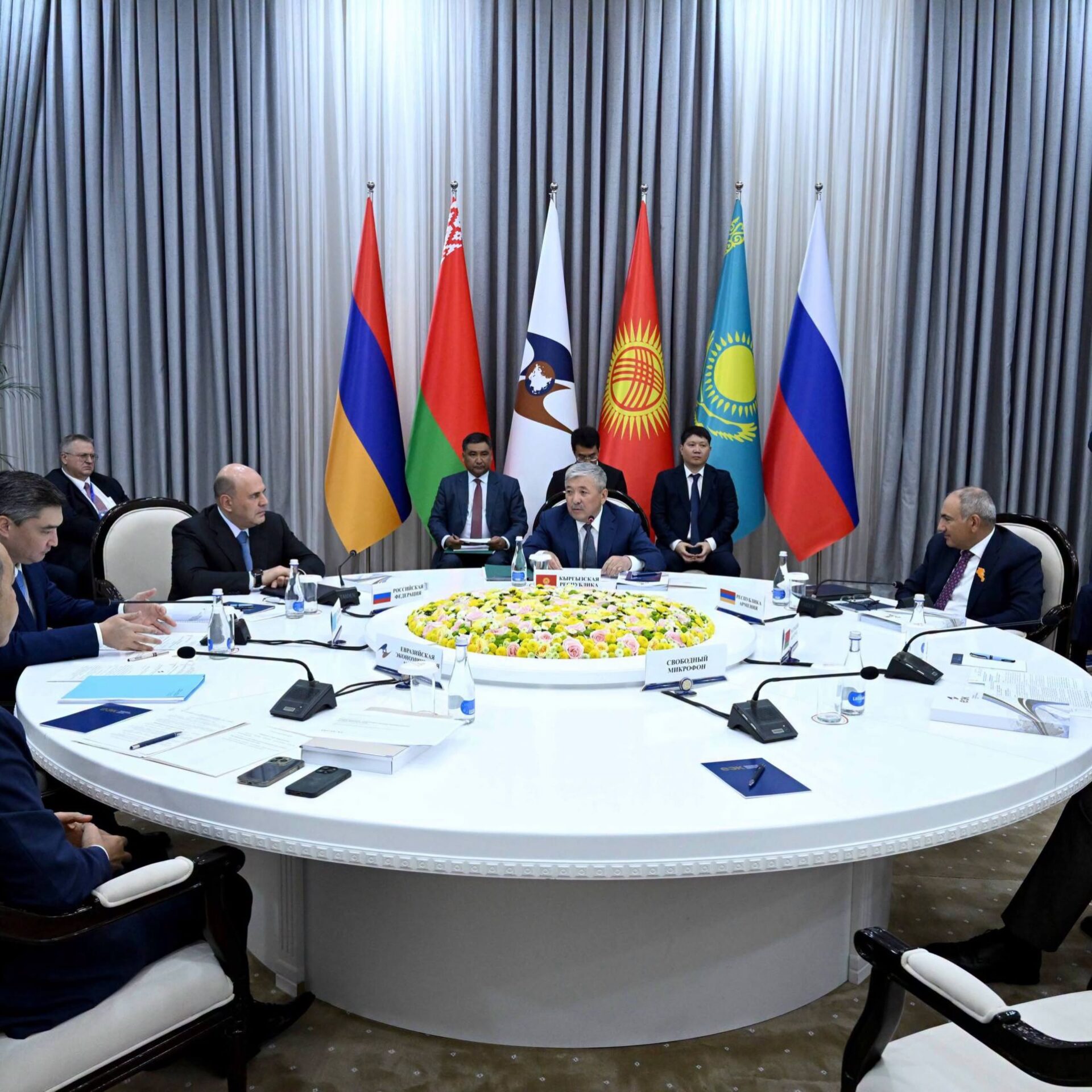 ЕВРАЗИЯ ӨКМӨТТӨР АРАЛЫК КЕҢЕШИНИН  ТАР КУРАМДАГЫ ЖЫЙЫНЫ ӨТТҮ