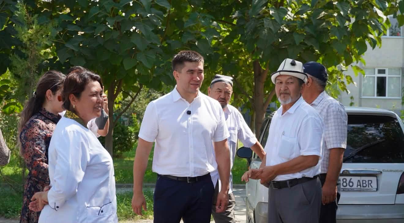 КАДАМЖАЙ: ДЕПУТАТ АВАРИЯЛЫК АБАЛДАГЫ МЕКТЕПТИН КӨЙГӨЙҮН ЖЕРИНЕН КӨРДҮ