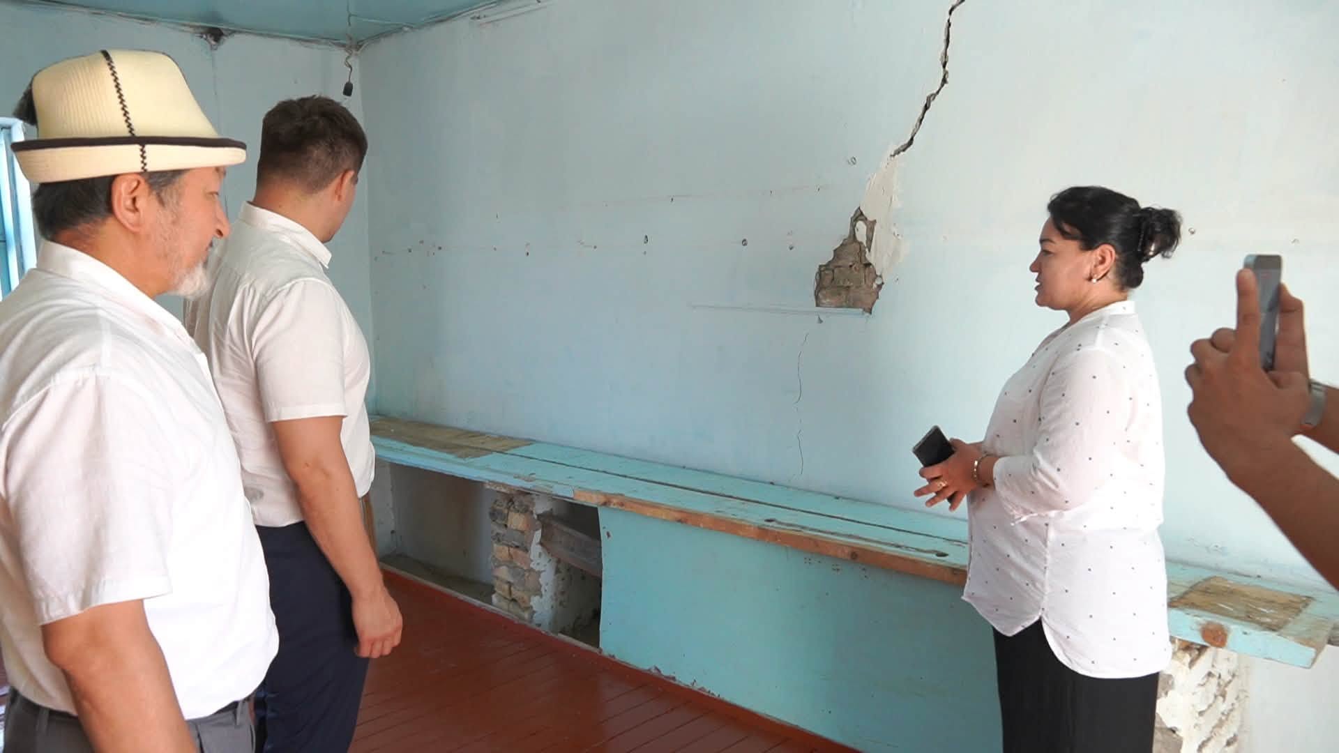 КАДАМЖАЙ: ДЕПУТАТ АВАРИЯЛЫК АБАЛДАГЫ МЕКТЕПТИН КӨЙГӨЙҮН ЖЕРИНЕН КӨРДҮ