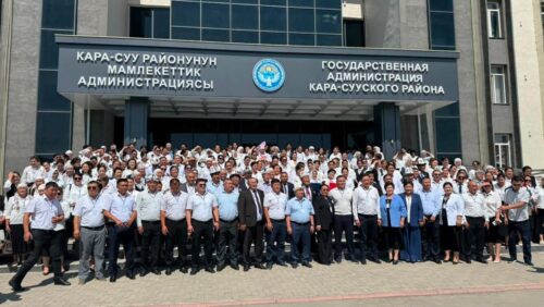 КАРА-СУУДАГЫ АВГУСТ КЕҢЕШМЕСИ: МУГАЛИМДЕРГЕ СЫЙЛАНЫП, «АЛТЫН СЕРТИФИКАТ» ЭЭСИНЕ УНАА ТАПШЫРЫЛДЫ