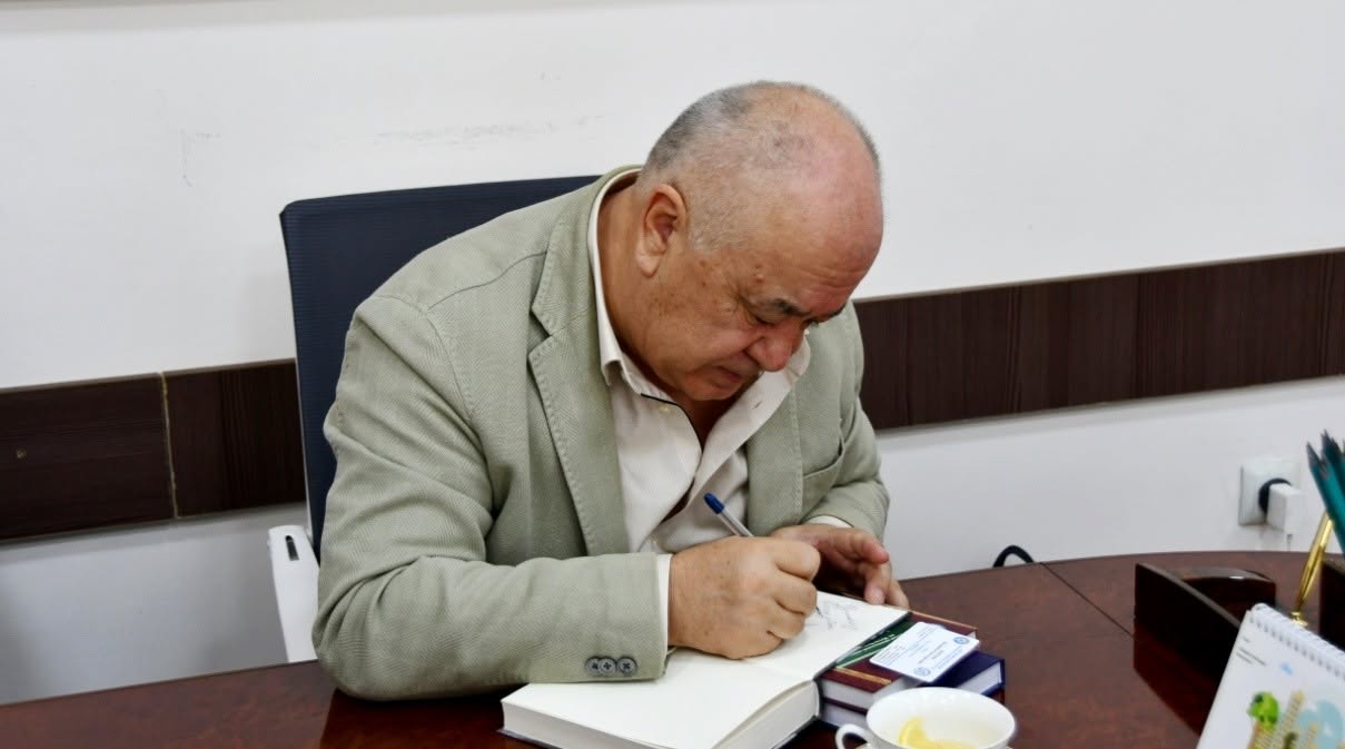 ӨМҮРБЕК ТЕКЕБАЕВ: "БИР ДООРДУ КӨРҮП ЖАТАМ"