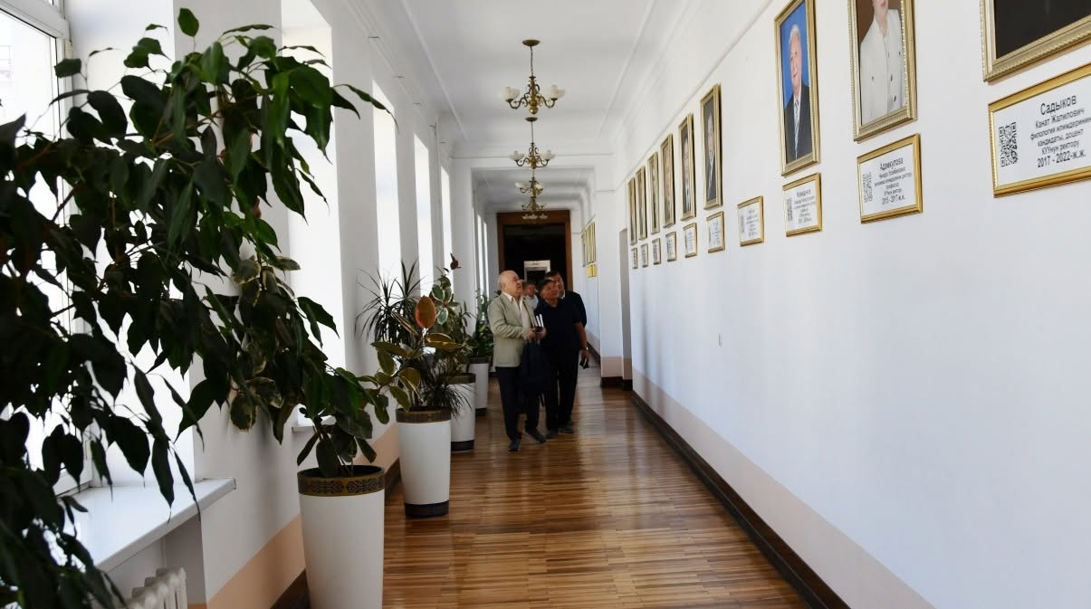 ӨМҮРБЕК ТЕКЕБАЕВ: "БИР ДООРДУ КӨРҮП ЖАТАМ"
