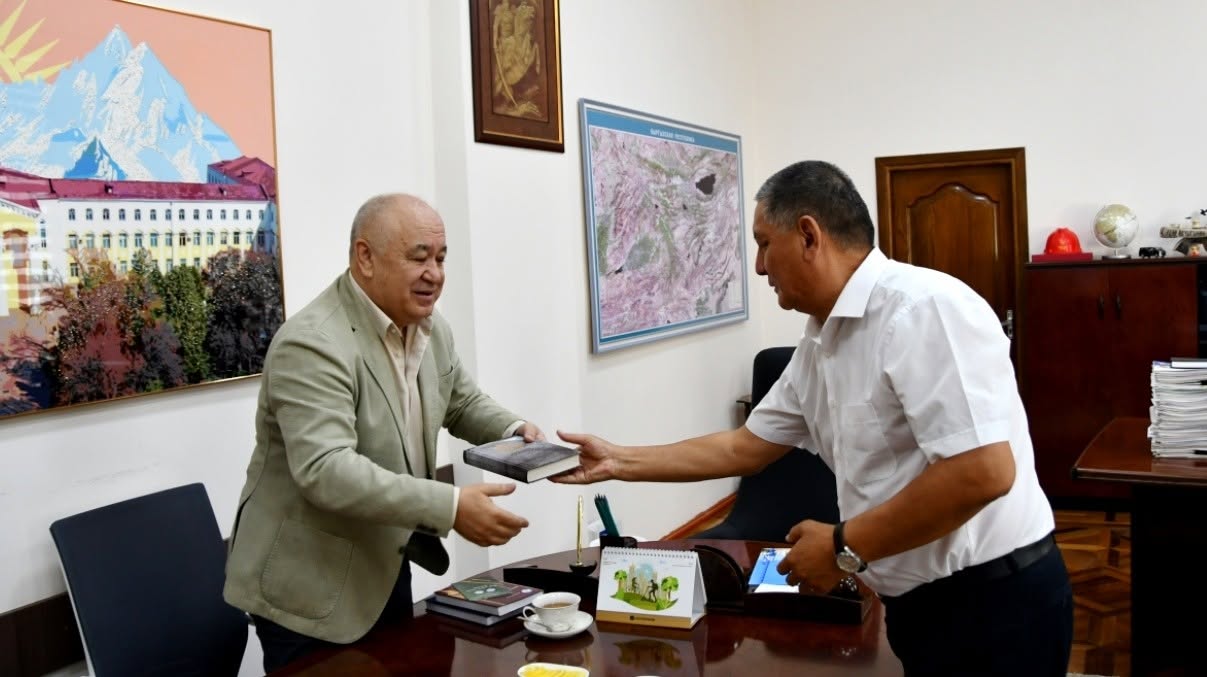 ӨМҮРБЕК ТЕКЕБАЕВ: "БИР ДООРДУ КӨРҮП ЖАТАМ"