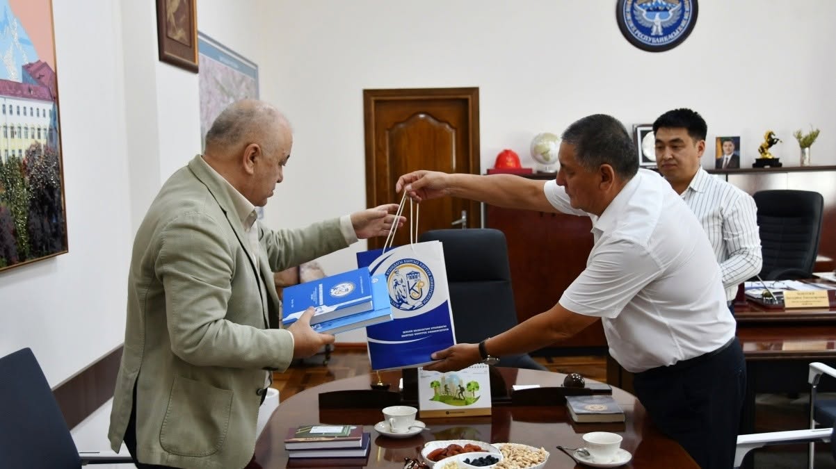 ӨМҮРБЕК ТЕКЕБАЕВ: "БИР ДООРДУ КӨРҮП ЖАТАМ"