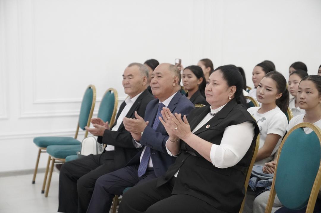 РАИМЖАН КУРБАНОВ ОШМУДА СТУДЕНТТЕР МЕНЕН БААРЛАШТЫ