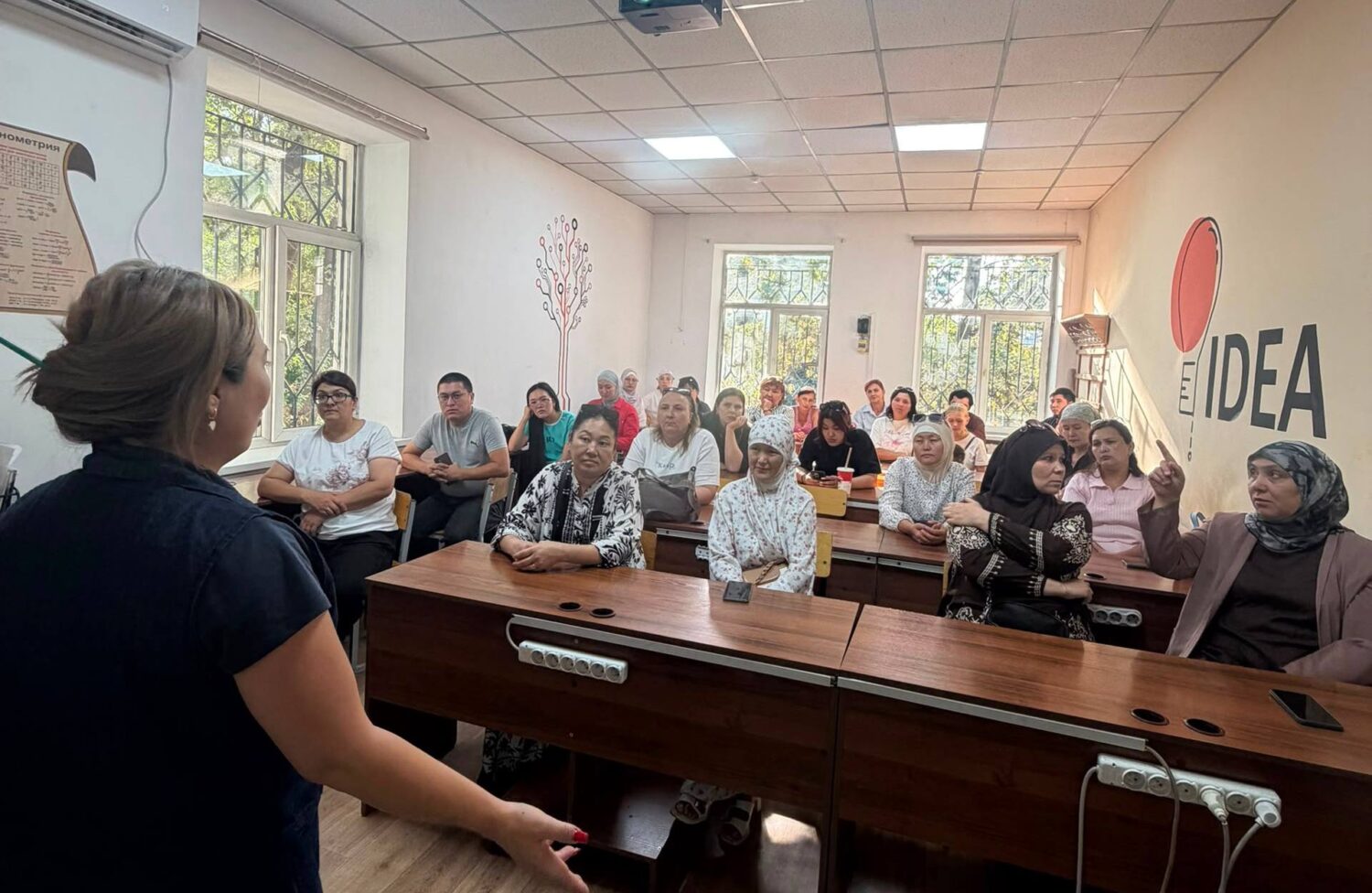 «БИРГЕЛЕШКЕН ИЙГИЛИККЕ КАРАЙ 10 КАДАМ»: БАЛА МЕНЕН АТА-ЭНЕНИН ОРТОСУНДАГЫ ИШЕНИМДҮҮ КӨПҮРӨ