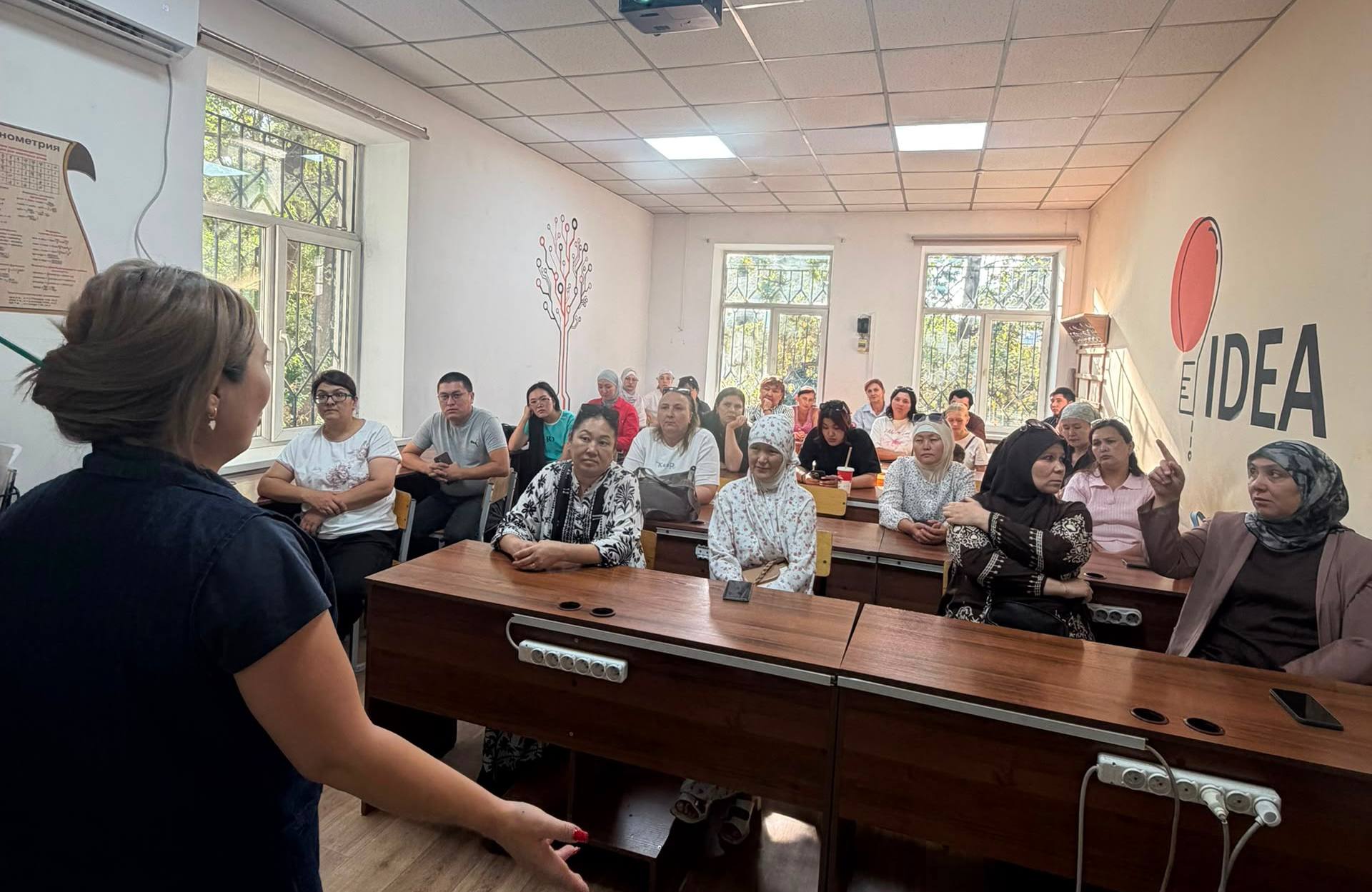 "БИРГЕЛЕШКЕН ИЙГИЛИККЕ КАРАЙ 10 КАДАМ": БАЛА МЕНЕН АТА-ЭНЕНИН ОРТОСУНДАГЫ ИШЕНИМДҮҮ КӨПҮРӨ