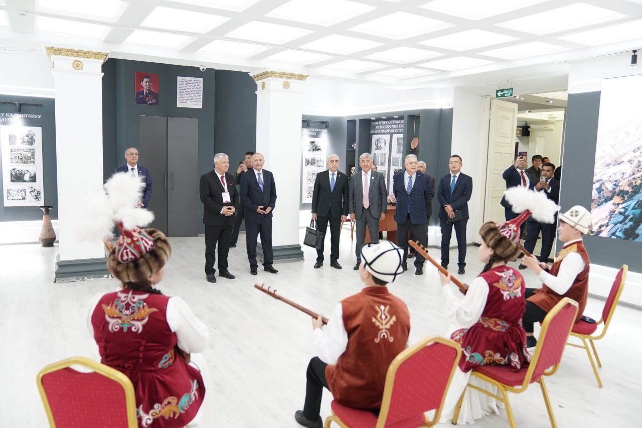 ОШМУДА БОРБОР АЗИЯ ӨЛКӨЛӨРҮНҮН ЭЛЧИЛЕРИ МЕНЕН КЫЗМАТТАШТЫК МАСЕЛЕЛЕРИ ТАЛКУУЛАНДЫ