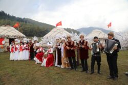 КЫРЧЫНДА КӨЧМӨН РУХУ ЖАНДАНУУДА: «КӨЧМӨНДӨР ААЛАМЫ» ЭТНО-ШААРЧАСЫ КОНОКТОРДУ КҮТӨТ