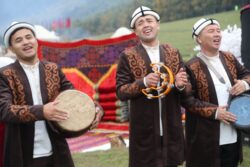 КЫРЧЫНДА КӨЧМӨН РУХУ ЖАНДАНУУДА: «КӨЧМӨНДӨР ААЛАМЫ» ЭТНО-ШААРЧАСЫ КОНОКТОРДУ КҮТӨТ