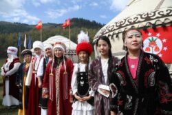 КЫРЧЫНДА КӨЧМӨН РУХУ ЖАНДАНУУДА: «КӨЧМӨНДӨР ААЛАМЫ» ЭТНО-ШААРЧАСЫ КОНОКТОРДУ КҮТӨТ