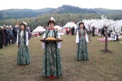 КЫРЧЫНДА КӨЧМӨН РУХУ ЖАНДАНУУДА: «КӨЧМӨНДӨР ААЛАМЫ» ЭТНО-ШААРЧАСЫ КОНОКТОРДУ КҮТӨТ