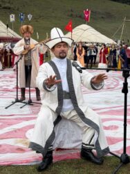 КЫРЧЫНДА КӨЧМӨН РУХУ ЖАНДАНУУДА: «КӨЧМӨНДӨР ААЛАМЫ» ЭТНО-ШААРЧАСЫ КОНОКТОРДУ КҮТӨТ