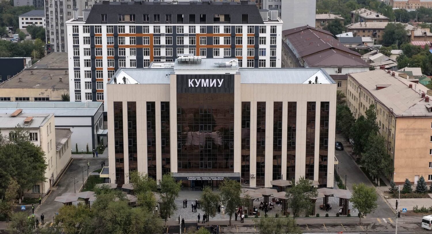 МАДАНИЯТТЫН ЗАМАНБАП ОРДОСУ: ПРЕЗИДЕНТ ИСКУССТВО УНИВЕРСИТЕТИНИН ЖАҢЫ КОРПУСУН АЧТЫ